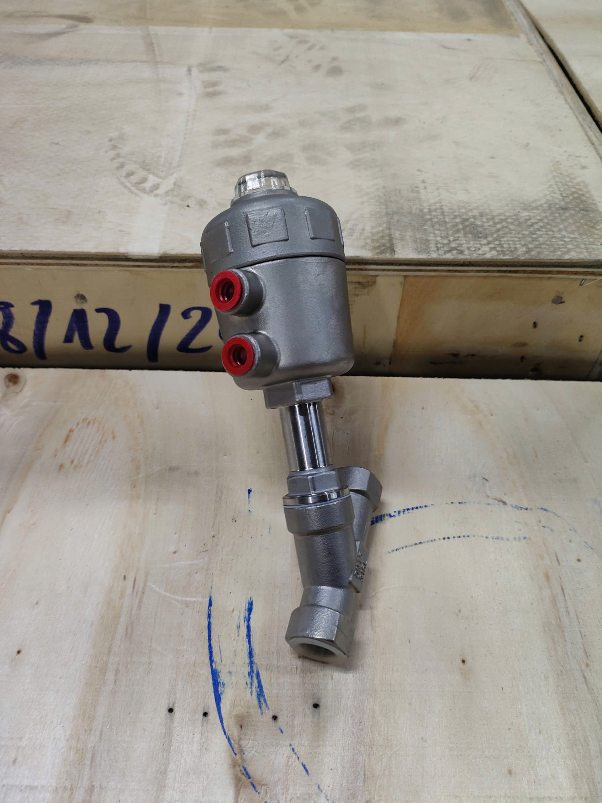 Van xiên khí nén chế tạo từ inox nên có độ bền cao